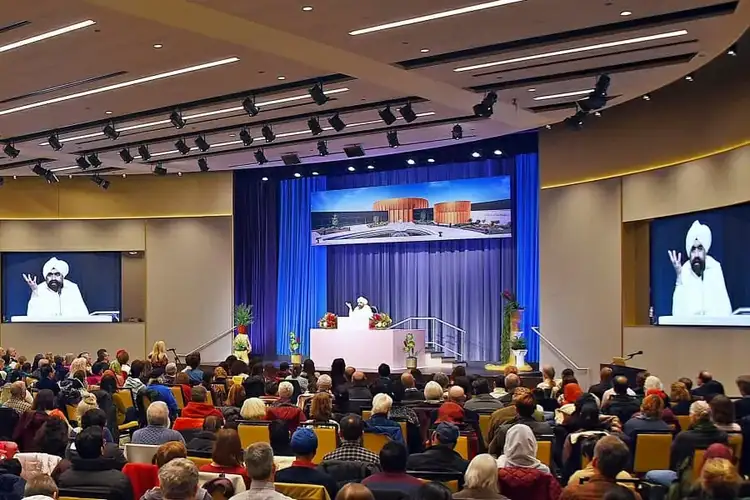 Sant Rajinder Singh responds to audience member during Question and Answer session on spiritual topics