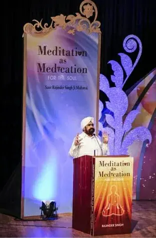 Sant Rajinder Singh Ji Maharaj bemutatja a Meditáció gyógyír a léleknek című könyvét