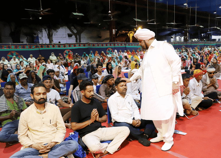 Sant Rajinder Singh Ji Maharaj walking among attendees at an SKRM program