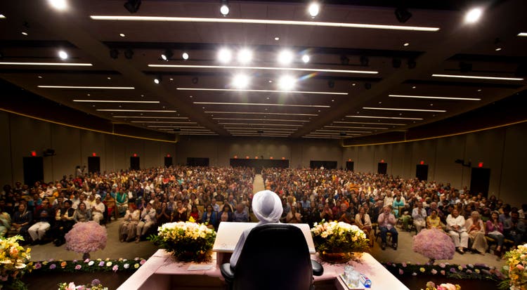 Sant Rajinder Singh Ji Maharaj addressing a full auditorium