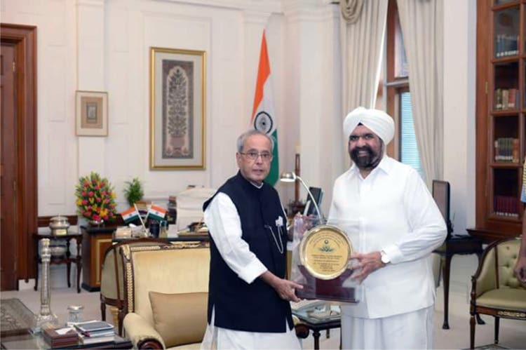 Sant Rajinder Singh Ji Maharaj being felicitated by former President of India Shri Pranab Mukherjee