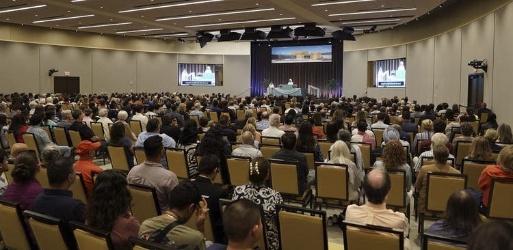 World-Renowned Spiritual Master Draws More Than 900 to Chicagoland Talk Broadcast to Audiences Across Three Continents