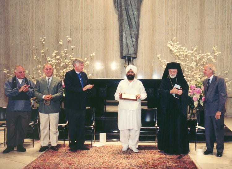 Sant Rajinder Singh Ji Maharaj receiving a Peace Award alongside interfaith leaders