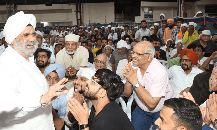 Sant Rajinder Singh Ji Maharaj greeting attendees at a public program