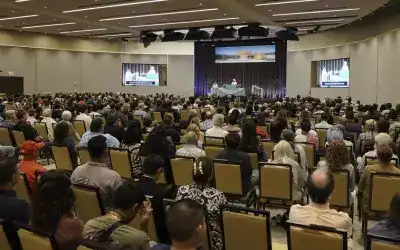 Sant Rajinder Singh Ji Maharaj addressing the audience at the Chicagoland talk