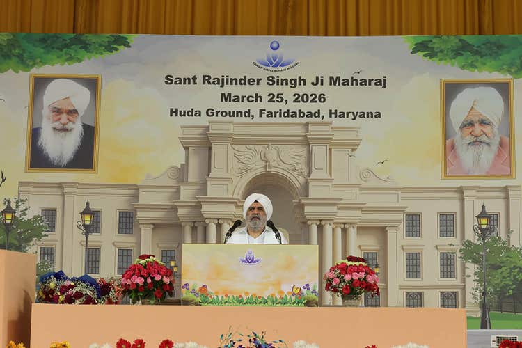 Sant Rajinder Singh Ji Maharaj delivering a spiritual discourse in Faridabad