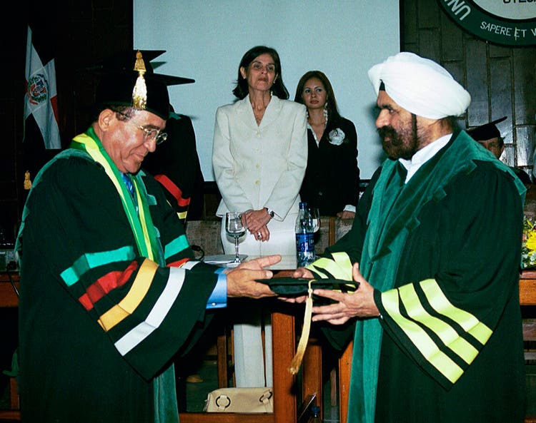 Sant Rajinder Singh Ji Maharaj receiving an honorary doctorate in academic robes