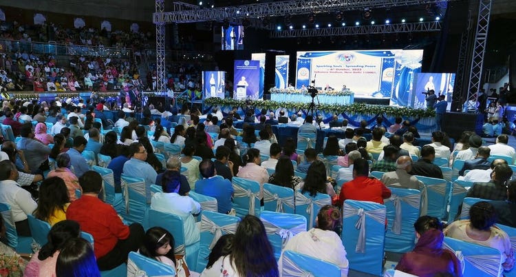 Sant Rajinder Singh Ji Maharaj delivering the keynote address at Talkatora Indoor Stadium