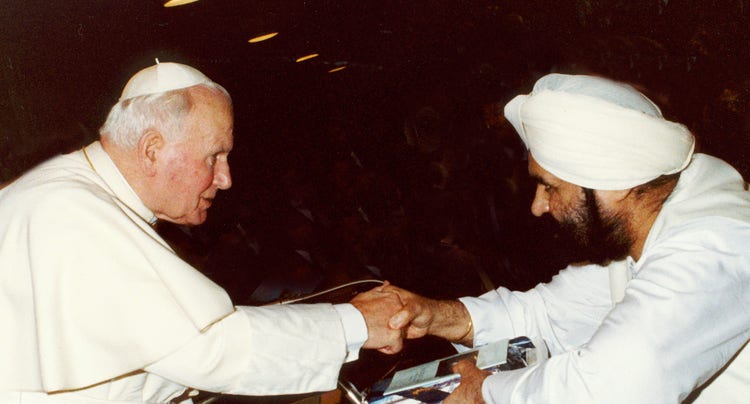 Sant Rajinder Singh Ji Maharaj shaking hands with Pope John Paul II