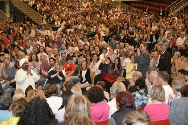 Sant Rajinder Singh Ji Maharaj with crowd
